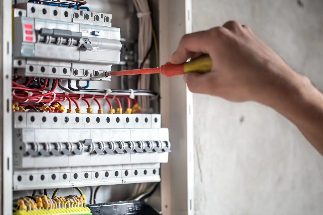 Električar radi na elektro instalacijama